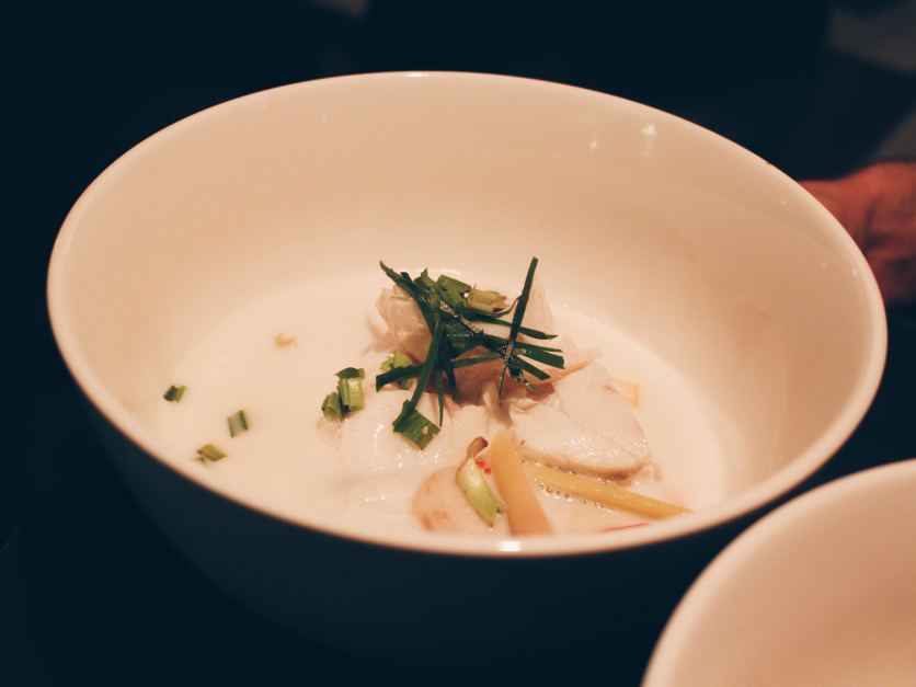 MONSIEUR K | Cabillaud, citronnelle et lait de coco. Photos : You need a cocktail